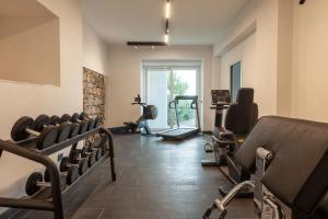 een fitnessruimte met een stapel stoelen in een kamer bij Maina Country Resort in Naso