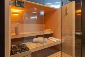 een badkamer met een douche en een glazen deur bij Maina Country Resort in Naso