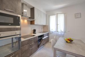 Una cocina o kitchenette en La Sensa Apartments