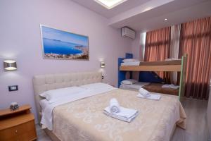 Postel nebo postele na pokoji v ubytování San Marino Hotel