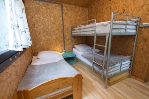a bedroom with two bunk beds and a window at Bogacki Domek in Giżycko