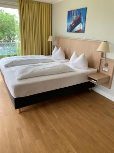 Postel nebo postele na pokoji v ubytování BE BIO Hotel be natural - direkt am Wasser