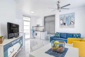 TV a/nebo společenská místnost v ubytování Villa Nora Beach