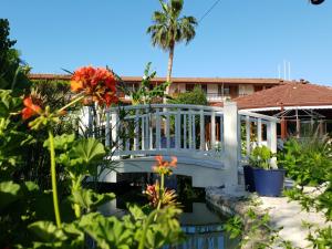 ケメルにあるErendiz Garden Hotelの花の咲く庭の池橋