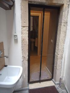 łazienka z prysznicem, toaletą i umywalką w obiekcie Cortile Pantaleone Holiday Home w Katanii