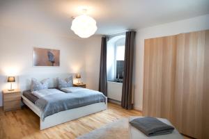 1 dormitorio con cama y ventana en FeWo 01 im Carré Charlott, en Pulsnitz