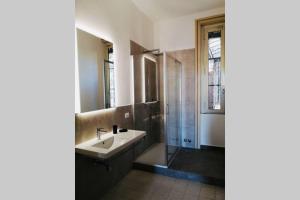 ein Badezimmer mit Waschbecken und Dusche in der Unterkunft St. Peter luxury home in Rom + 18 Fotos