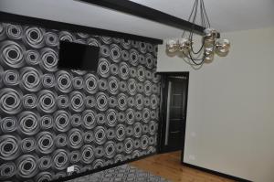 una sala de estar con una pared estampada en blanco y negro en Дачний будинок, en Kobelyaky