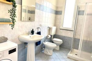een badkamer met een wastafel, een toilet en een douche bij Luminoso Bilocale con Balcone a Borgio Verezzi in Borgio Verezzi