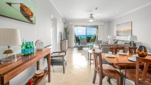 - un salon avec une table et un canapé dans l'établissement 2-Bedroom Ocean-View Condo in Flamingo with Pool, à Playa Flamingo