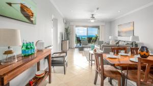 una sala de estar con una mesa y un sofá en Elegant Oceanview Condo with Spacious Open-Concept Floor Plan and Inviting Beach Design, en Playa Flamingo