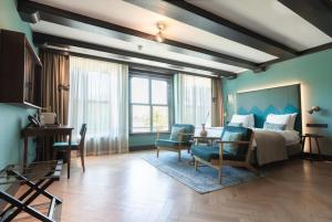 1 dormitorio con 1 cama, escritorio y sillas en The Hendrick's Hotel, en Ámsterdam