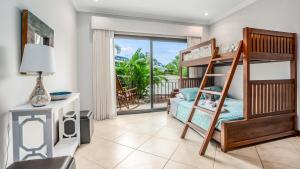 Un dormitorio con una litera y un balcón. en Elegant Oceanview Condo with Spacious Open-Concept Floor Plan and Inviting Beach Design, en Playa Flamingo 29 fotos más