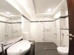 y baño con lavabo, ducha y aseo. en Basrah International Airport Hotel, en Basora