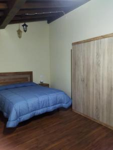 una camera con letto e porta in legno di La Teyera a Infiesto
