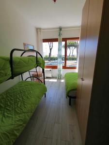 a room with two bunk beds and a window at Il MARE alla FINESTRA in Cavallino-Treporti