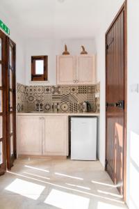 Η κουζίνα ή μικρή κουζίνα στο Droshia Traditional Homes, COCO-MAT Full Experience