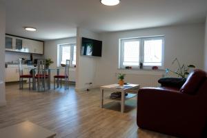 ein Wohnzimmer mit Sofa und Tisch in der Unterkunft Fehmarn Chill in Fehmarn