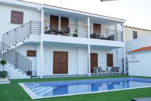 สระว่ายน้ำที่อยู่ใกล้ ๆ หรือใน Kamaroporta Luxury Apartments