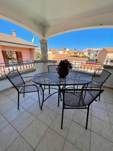 a patio with a table and chairs on a patio at B&B Le Farfalle in Palau