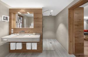 Baðherbergi á Schwarzer Adler Kitzbühel - Adults Only