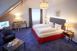 Postel nebo postele na pokoji v ubytování Romantik Hotel Rindenmühle + 37 fotografií