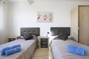 Duas camas sentadas uma ao lado da outra num quarto em Apartamento Betty F em Puerto del Rosario