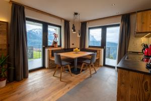 cocina con mesa y vistas a las montañas en Platiederhof, en Laion