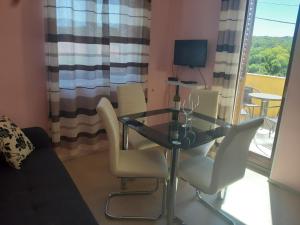 a dining room with a glass table and chairs at Apartman Bukaleta in Loznati in Loznati