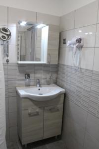 Czermann Holiday Inn 2840 Oroszlány, 12 Alkotmány út kép - 2
