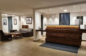 a lobby with a reception desk and a couch at Chalet Hôtel du Bois in Les Houches