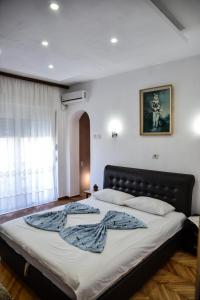 sypialnia z dużym łóżkiem w pokoju w obiekcie Casa Sinani w Ulcinju