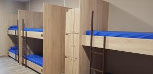rząd brązowych łóżek piętrowych w pokoju w obiekcie albergue a queimada w mieście Caldas de Reis