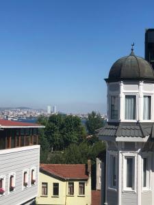 Bahaus Guesthouse Hostel في إسطنبول: مبنى عليه برج الساعه