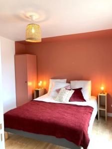 1 dormitorio con 1 cama grande y paredes rojas en Nouveau: La cabine du bout du monde - Petit Minou - : votre pied-à-terre breton haut standing [PL01], en Crozon