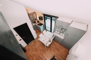 アプリーカにあるSky Residence - Comfort Apartments in Apricaのテーブルと椅子付きのキッチンのオーバーヘッドビュー