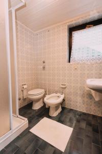 アプリーカにあるSky Residence - Comfort Apartments in Apricaのバスルーム(トイレ2つ、シンク付)