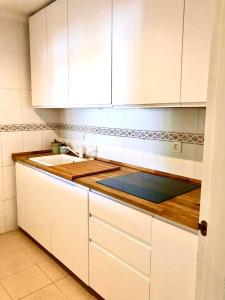 A kitchen or kitchenette at Inspiring Apartment in Carihuela Beach