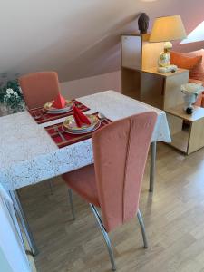ヘーヴィーズにあるVilla Sonnenscheinのダイニングルームテーブル(椅子付)、テーブル(プレートとナプキン付)