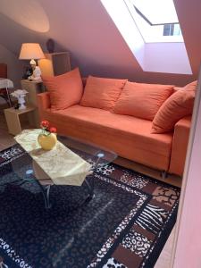 - un salon avec un canapé et une table dans l'établissement Villa Sonnenschein, à Hévíz