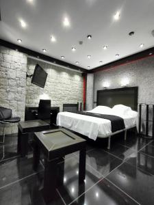 Hotel Plata by Bossh Hotels في بلدية إلبي: غرفة نوم مع سرير مزدوج كبير وتلفزيون