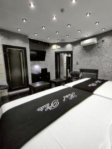 a bedroom with a bed with a black and white blanket at Hotel Plata by Bossh Hotels in Ibi