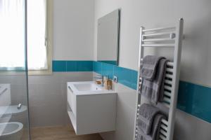 une salle de bain avec un lavabo et un miroir dans l'établissement Villa San Martino - bilocale a Bussolengo, à Bussolengo