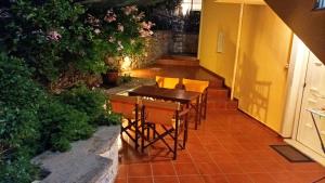 een eetkamer met een tafel en stoelen op een terras bij Gythio Seaside Villa Dimitrios - Panoramic View in Gythio +32 foto's