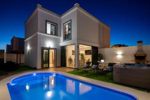 willa z basenem przed domem w obiekcie Villa Ariome w mieście Playa Blanca