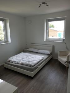 um quarto com uma cama e duas janelas em Naturpur die Wellnessoase em Leezen