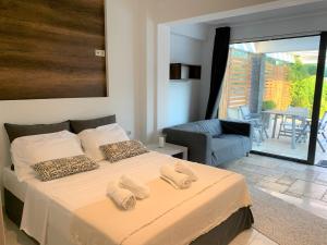 En eller flere senge i et værelse på Aelia Living