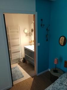 1 dormitorio con lavabo y pared azul en Mas d'Antan, en Saint-Paul-les-Fonts