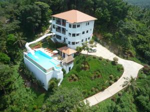 una vista aérea de una casa con piscina en Lulu Villa, en Mae Nam