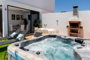 wanna z hydromasażem na podwórku domu w obiekcie Villa Ariome w mieście Playa Blanca